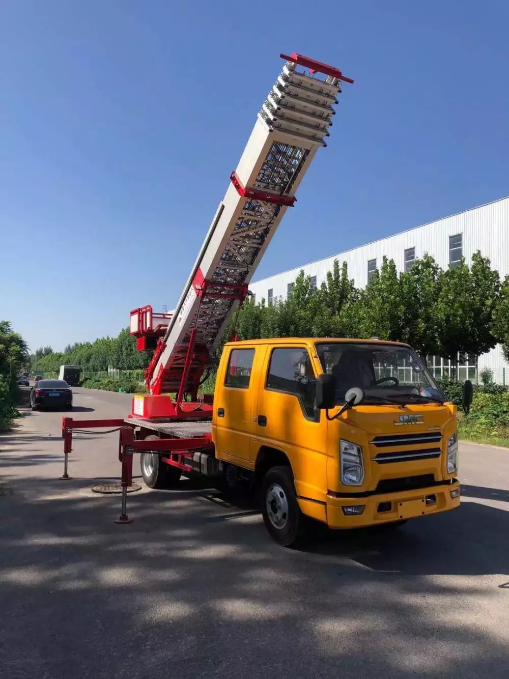 长兴县附近的云梯车出租服务：轻松解决高空作业需求